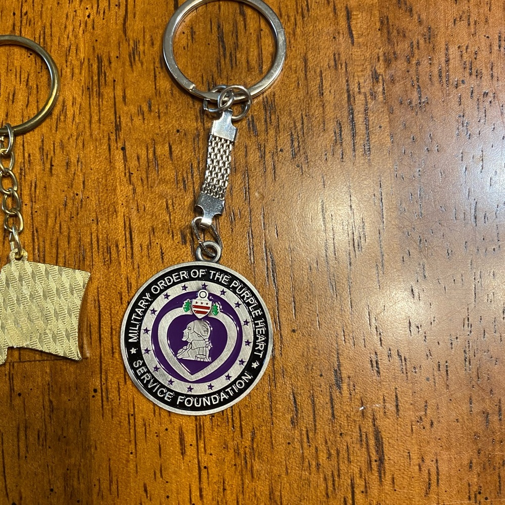 5 keychains, 3 disabled veterans, 1 American flag, 1 Purple Heart foundation - Picture 6 of 8